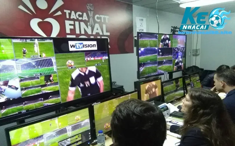 Công Nghệ VAR: Hơn Cả Một "Trọng Tài Video" 2 cong nghe var hon ca mot trong tai video 68e175d661aa6